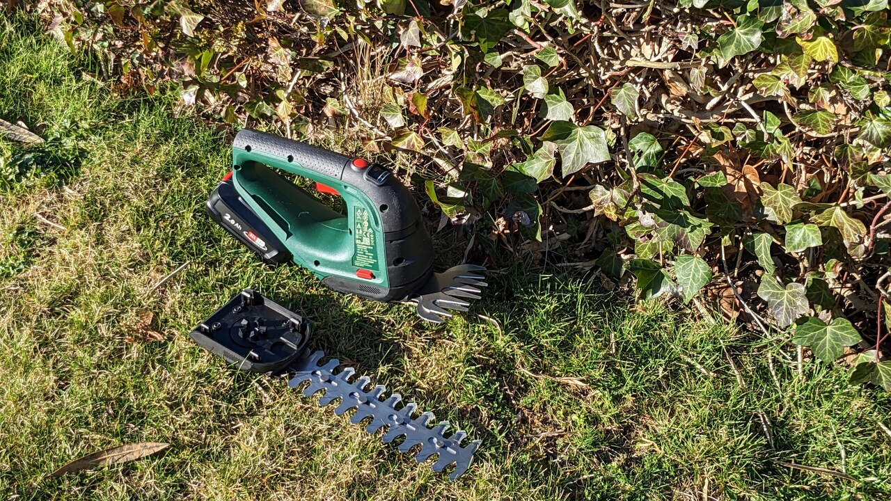 Bildergalerie: Bosch Advanced Shear 18V-10 Bosch Advanced Shear 18V-10: Bosch Advanced Shear 18V-10 mit aufgestecktem Grasscherblatt (Breite: 10 cm)